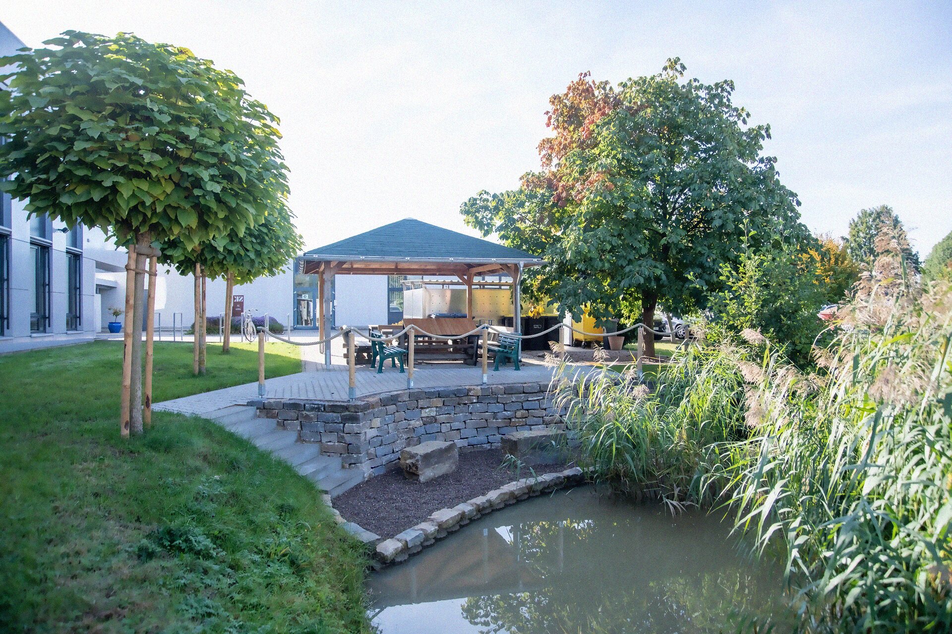 Gepflegter Außenbereich mit Pavillon und Teich